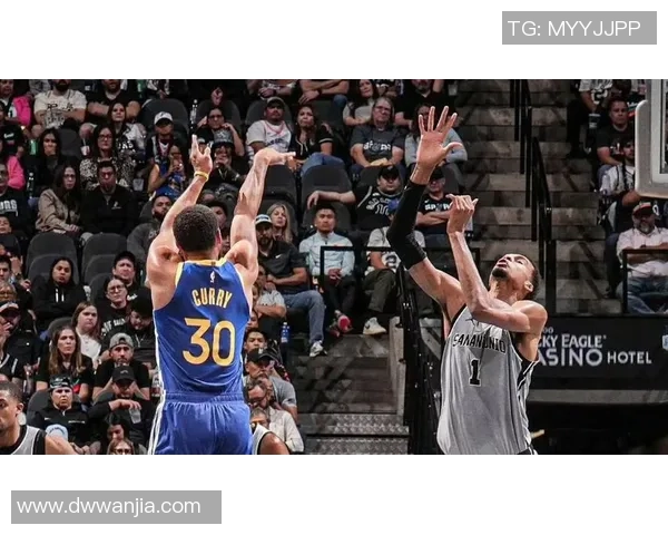 库里与足球明星进行精彩切磋展现运动员之间的默契与挑战